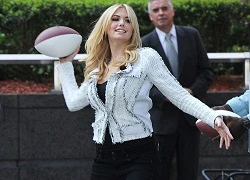 Kate Upton đi dép cao gót chơi bóng bầu dục