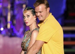 Katy Perry "áp sát" chàng trai lạ