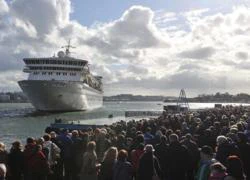 Khách bị ốm, tàu tưởng niệm Titanic quay về