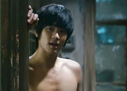 Kim Soo Hyun cũng "học đòi" khoe cơ bắp