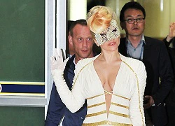 Lady Gaga đeo mặt nạ gặp fan Hàn