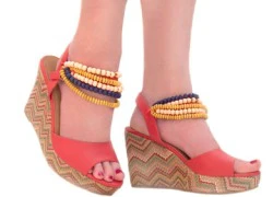 Làm mới sandal đế xuồng chỉ với 3 bước đơn giản