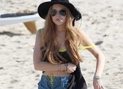 Lindsay Lohan phì phèo thuốc lá trên biển