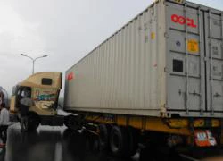 Mất thắng, xe container chắn ngang cầu Phú Mỹ