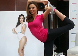 Miranda Kerr khoe độ mềm dẻo của cơ thể