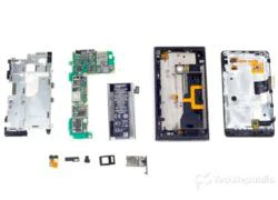 &#8216;Mổ xẻ&#8217; điện thoại Lumia 900 của Nokia