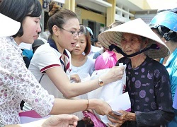 Mỹ Tâm hồn nhiên giao lưu với người nghèo Vĩnh Long