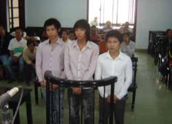 Nhóm tuổi teen chuyên giật dây chuyền phụ nữ