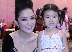 Phút thương con của bà mẹ đơn thân showbiz Việt