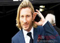 Robbie Savage mất tiền vì... Newcastle