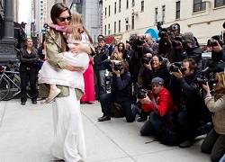 Suri bị cả &#8216;rừng&#8217; paparazzi săn đón vào sinh nhật