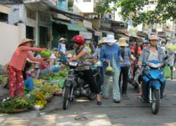 TP Cần Thơ vất vả dẹp chợ cóc, hàng rong