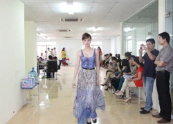 Trang Nhung gợi cảm trên sàn tập catwalk