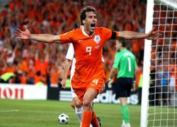 Van Nistelrooy làm khán giả ở Euro