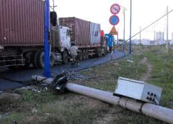 Vướng vào xe container, trụ điện gãy đổ