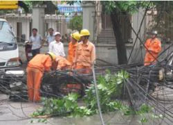 Cột điện "bật gốc" giữa Thủ đô