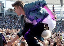 Fan &#8216;phát cuồng&#8217; vì quần lót của Justin Bieber