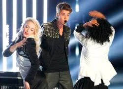 Justin Bieber "ỡm ờ" với vũ công nữ trên sân khấu "Boyfriend"