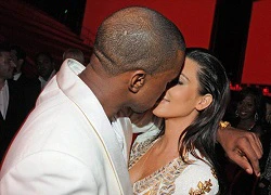 Kanye West hớn hở khi được Kim Kardashian hôn