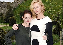 Kristen Stewart bị Charlize Theron "dìm hàng"