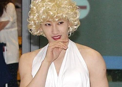 "Marilyn Monroe" Eunhyuk xuất hiện ở sân bay khiến fan Suju phát sốt