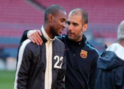 Pep đến thăm Abidal và món quà mang giá trị Catalunya