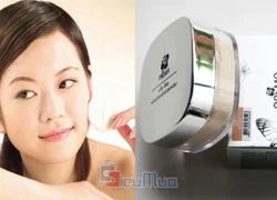 Phấn phủ AROMA có nhủ kim tuyến giá chỉ có 78.000đ, có tác dụng thấm hút mồ hôi và chất nhờn, cho bạn làn da mịn màng hơn.