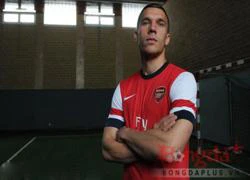 Podolski diện trang phục mùa tới của Arsenal