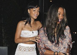 Rihanna diện áo lót, váy lưới đi ăn tối