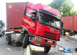 Tài xế ngủ gật, container làm loạn trên đường