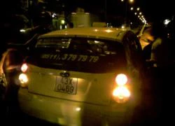 Tài xế taxi đạp cửa kêu cứu trong đêm