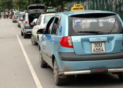 Taxi dù lộng hành thỏa sức "chém" khách đêm Hà Nội