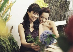 Thúy Hạnh tặng hoa mẹ nhân ngày Mother's day