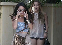 Vanessa Hudgens bất ngờ "trêu" paparazzi