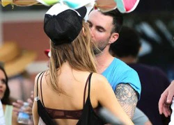 Adam Levine hôn say đắm 'thiên thần nóng bỏng' giữa phố