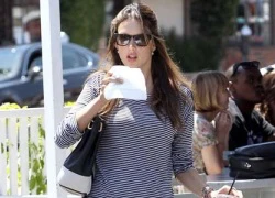 Alessandra Ambrosio khoe thân hình chuẩn sau sinh