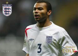 Ashley Cole đau dạ dày ở Ba Lan