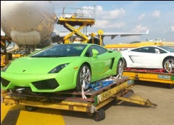 Ba siêu xe Lamborghini LP560-4 đi máy bay đến Việt Nam