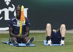 Balotelli diễn trò 'khó đỡ' trên sân tập