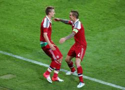 Bendtner tụt quần mừng bàn thắng