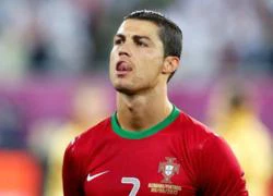 C. Ronaldo đá bóng vào TV xả stress