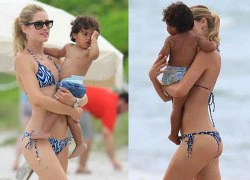 Chân dài Doutzen Kroes vui đùa cùng con trai