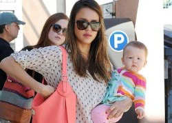 Con gái Jessica Alba dễ thương với style color block