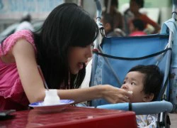 Elly Trần học chăm em bé đến... stress