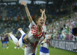 Fan nữ Croatia và CH Ireland đọ vẻ xinh đẹp