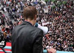 Fan nữ điên đảo dưới khách sạn của Justin Bieber