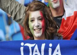 Fan nữ Italy khoe sắc trên khán đài