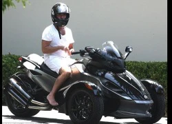 Simon Cowell chân trần cưỡi "quái xế" Can-Am Spyder