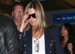 Jennifer Aniston lộ nhẫn đính hôn kim cương