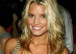 Jessica Simpson căng thẳng vì áp lực giảm cân